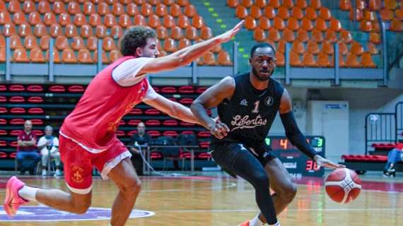 A2 - Libertas Livorno, Avery Woodson decide l'amichevole con Cremona