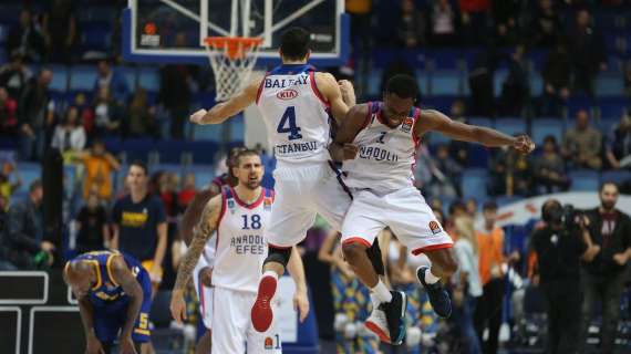 EuroLeague - Il miracolo da tre punti di Balbay spinge l'Efes sul Khimki