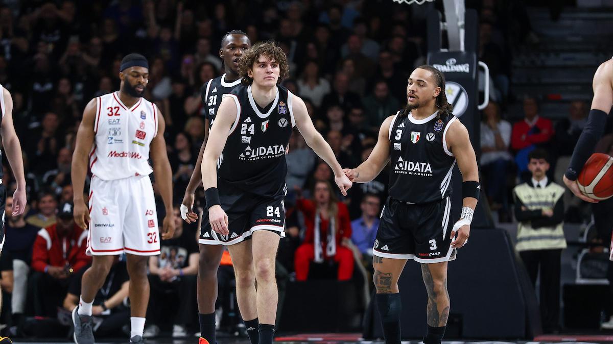 Virtus Bologna, Ferrari all'intervallo: «Dobbiamo limitare i loro rimbalzi offensivi»