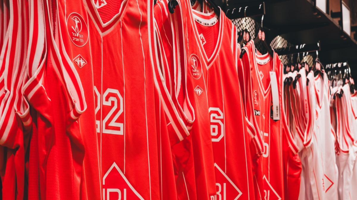 È polemica anche a Milano, Paladini: «Andrò al Forum con una bandiera palestinese»