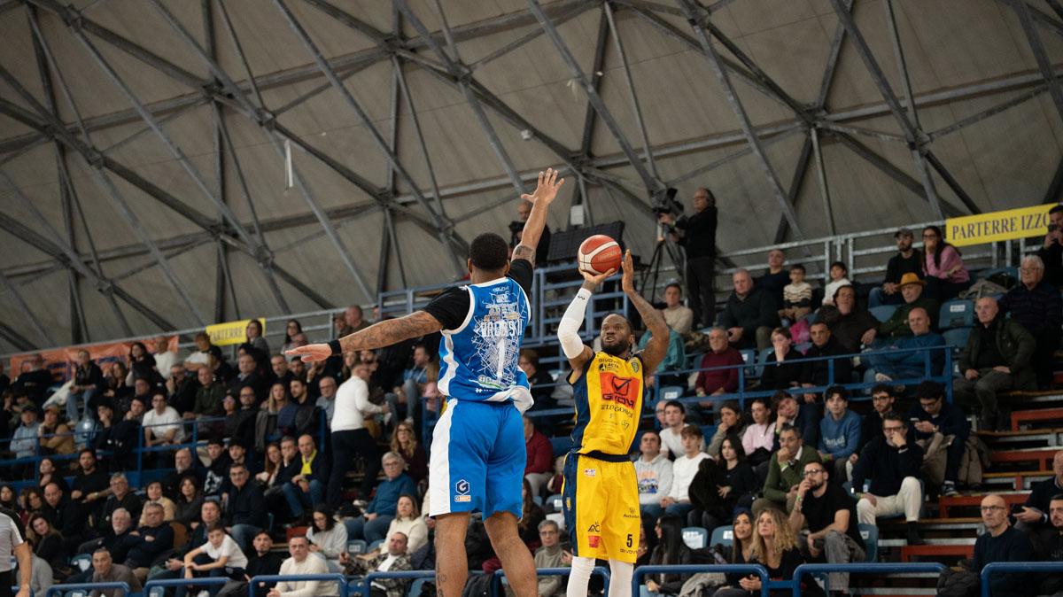 A2 - Valanga gialloblù con la Givova Scafati che travolge Ruvo 109 a 80 e punta alla vetta