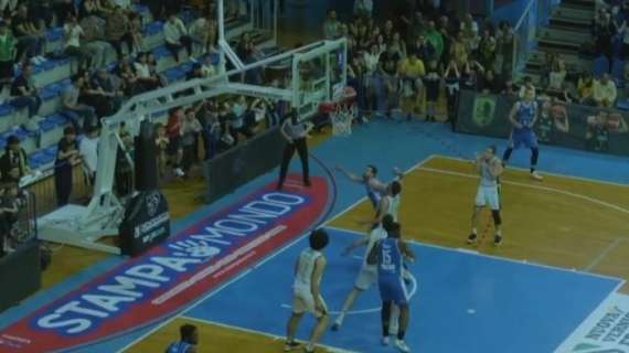 Serie B - Incredibile in Faenza vs Roseto, esplode un petardo (video)