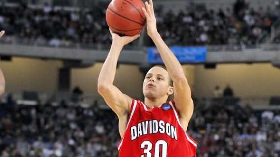 NCAA - Davidson College: laurea e ritiro maglia per Steph Curry