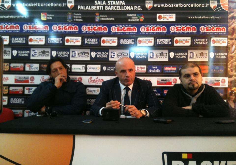 Il presidente del Basket Barcellona Immacolato Bonina durante la conferenza stampa (Foto Cristina Grasso)