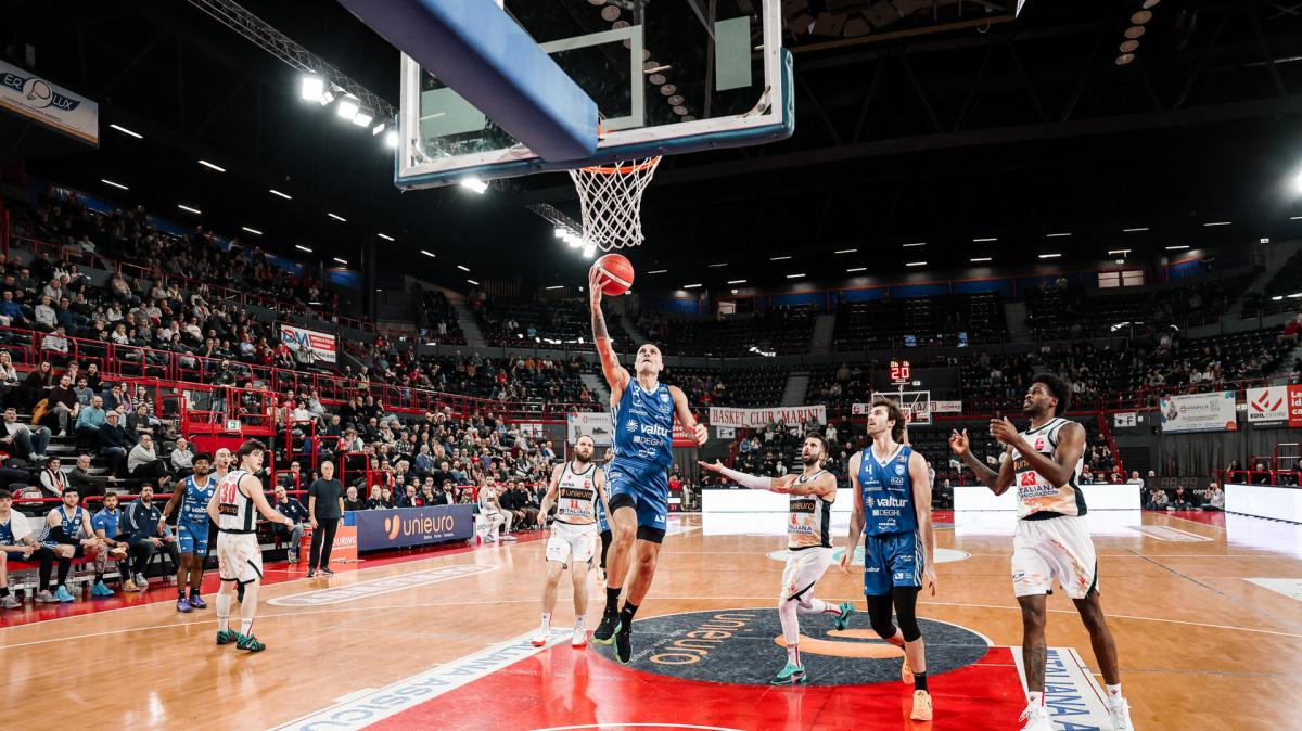 Cade ancora Forlì, vince Brindisi all'Unieuro Arena 