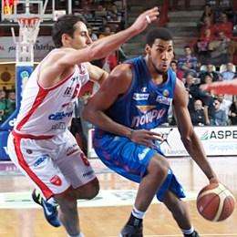 Garrett Temple marcato da Rok Stipcevic nella gara del PalaWhirlpool