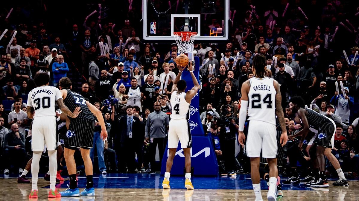 De'Aaron Fox trascina gli Spurs sui Magic, Wagner e Suggs si arrendono nel finale