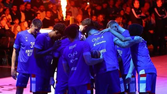 Anadolu Efes, squadra svegliata da petardi nella notte prima di Gara 5 contro il Panathinaikos