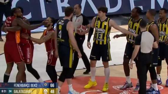 Coppa di Turchia, Fenerbahce in finale ma che caos in campo contro il Galatasaray 