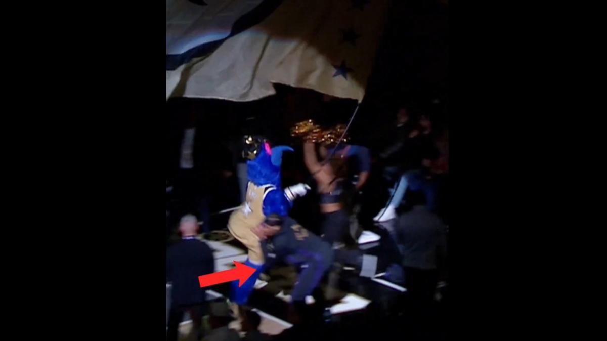 Jaxson Hayes dei Lakers sospeso una gara... per aver spinto la mascotte dei Wizards