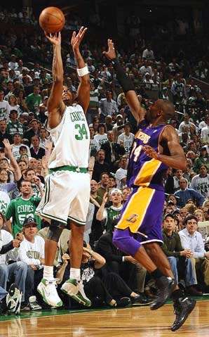 Paul Pierce contrastato da Kobe Bryant