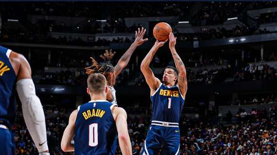 NBA - Jokic-show e i Nuggets travolgono Brooklyn