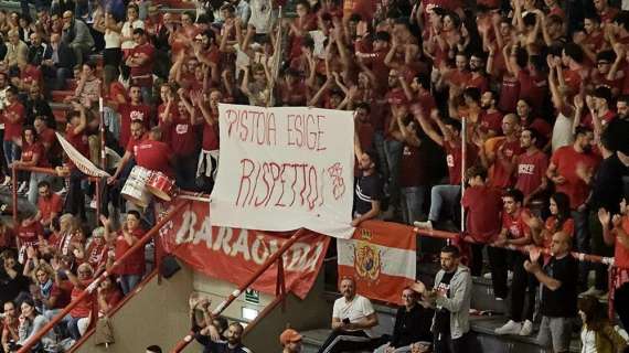 «Pistoia esige rispetto», lo striscione della Baraonda Biancorossa mentre parla Ron Rowan