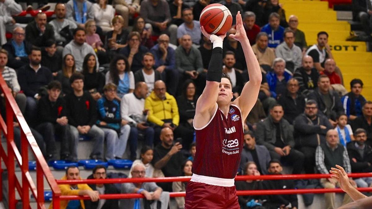 LIVE | Napoli lotta, ma vince la Trapani Shark alla Alcott Arena