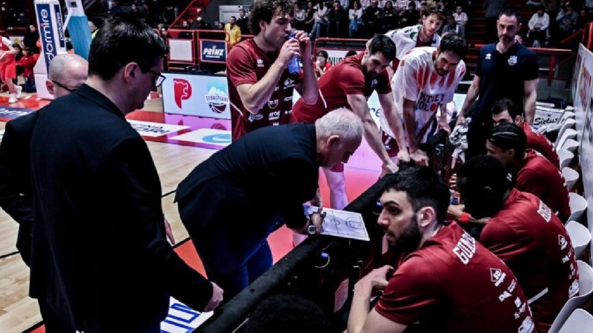 Udom sulla sirena dell’over time per la Sebastiani che batte Pistoia