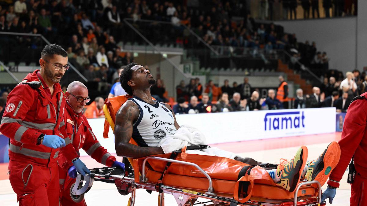 Apprensione Sassari per Carlos Marshall, uscito in barella per un infortunio al ginocchio 