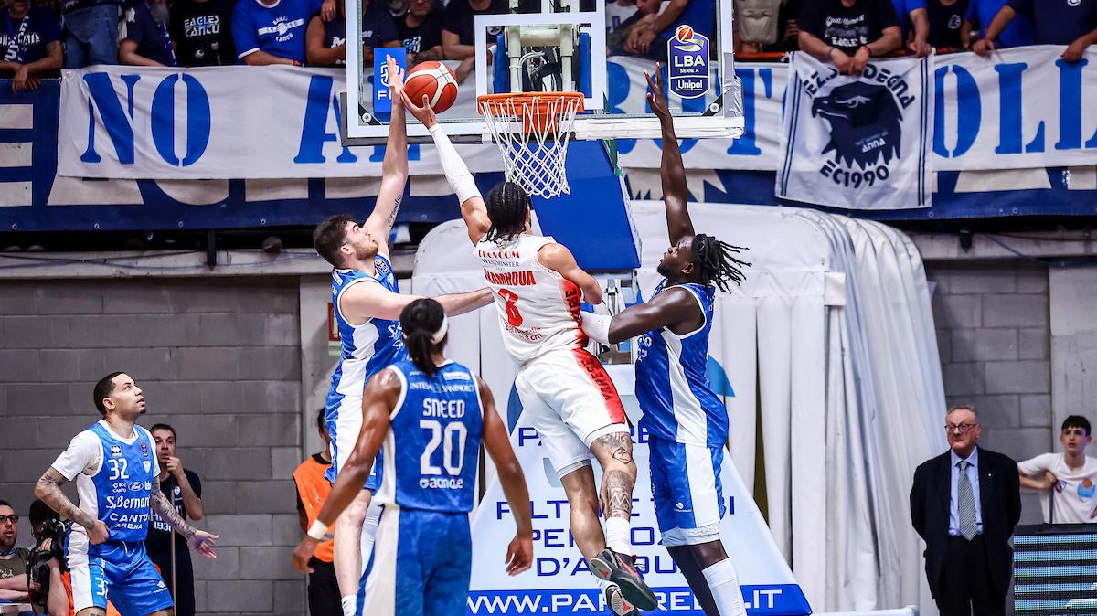 Un derby da ricordare tra Cantù e Varese al PalaDesio: gli highlights