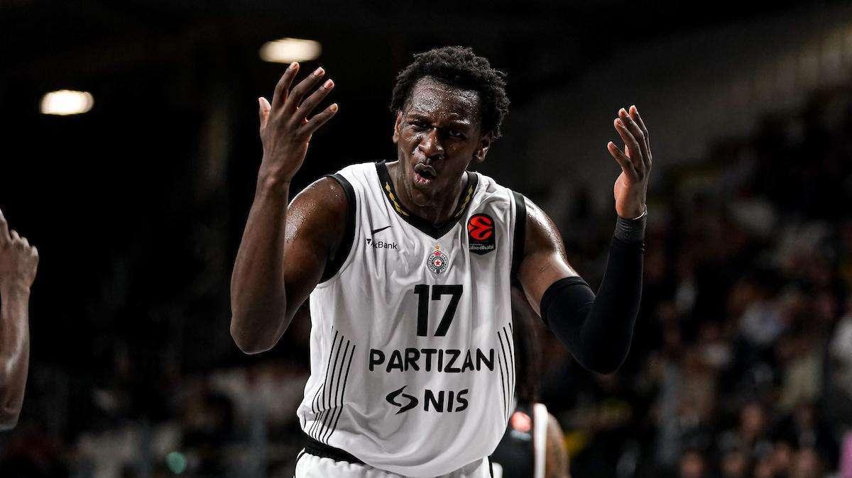 L'Olympiacos entra nella corsa a Isaac Bonga