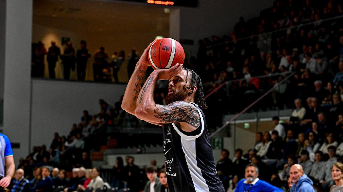 Chapman e Hubb, piovono triple a Tortona: ko Cantù alla Nova Arena