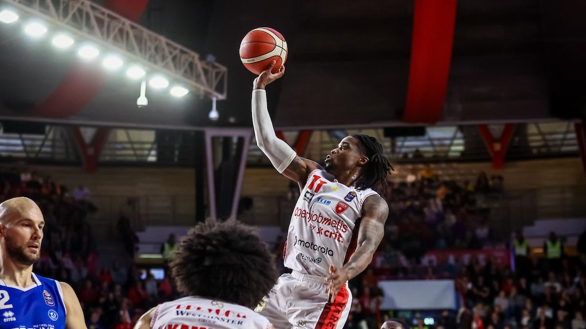 Varese vince sulla sirena la lunga rincorsa a Brescia: gli highlights