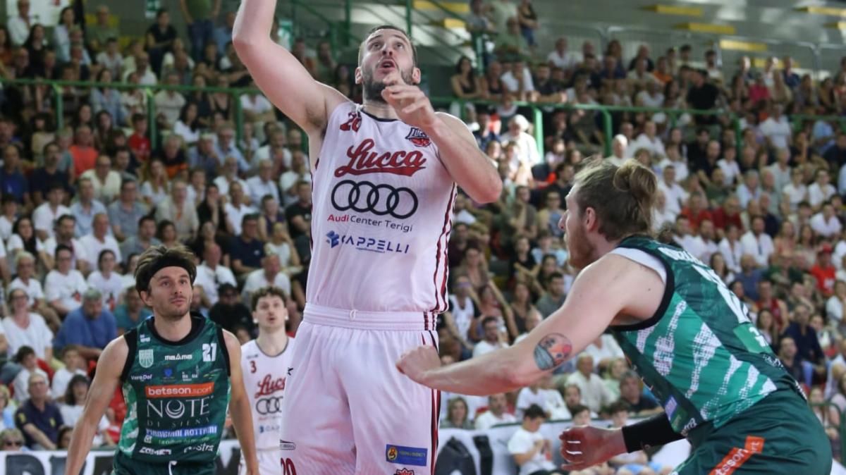 B Int - Una Lucca superiore nella ripresa si prende gara 1 contro la Mens Sana Siena