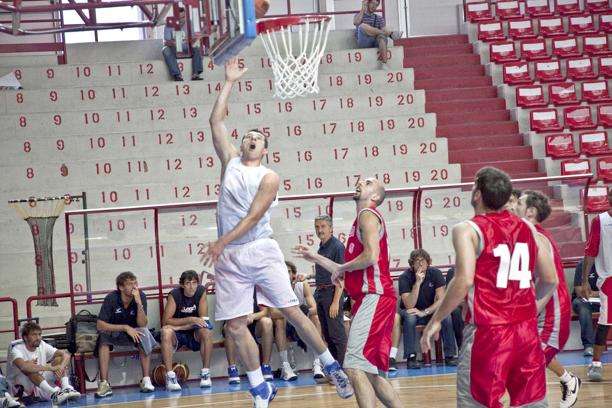 Miklos Szabo a canestro contro Piacenza (Foto Roby Flash)