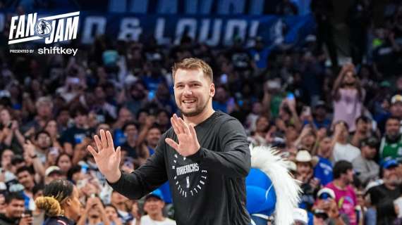 NBA - Mavericks, Luka Doncic segna un canestro dallo smile dell'area opposta