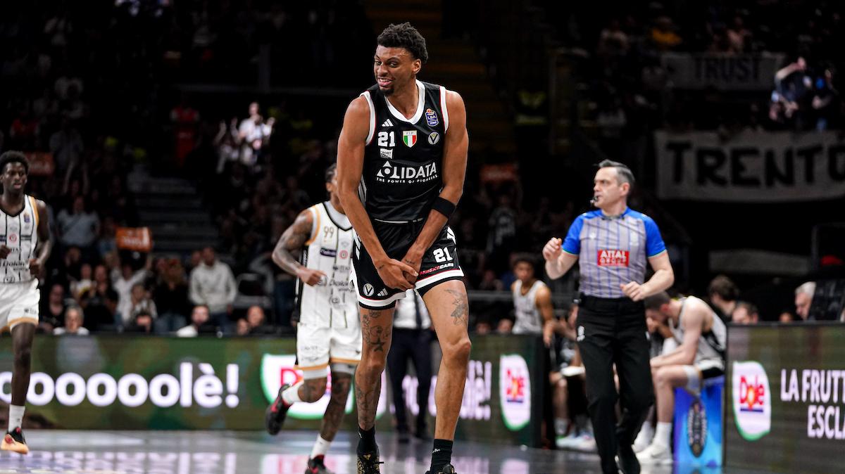Virtus Bologna, oggi gli esami per Derrick Alston dopo l'infortunio in Gara 1