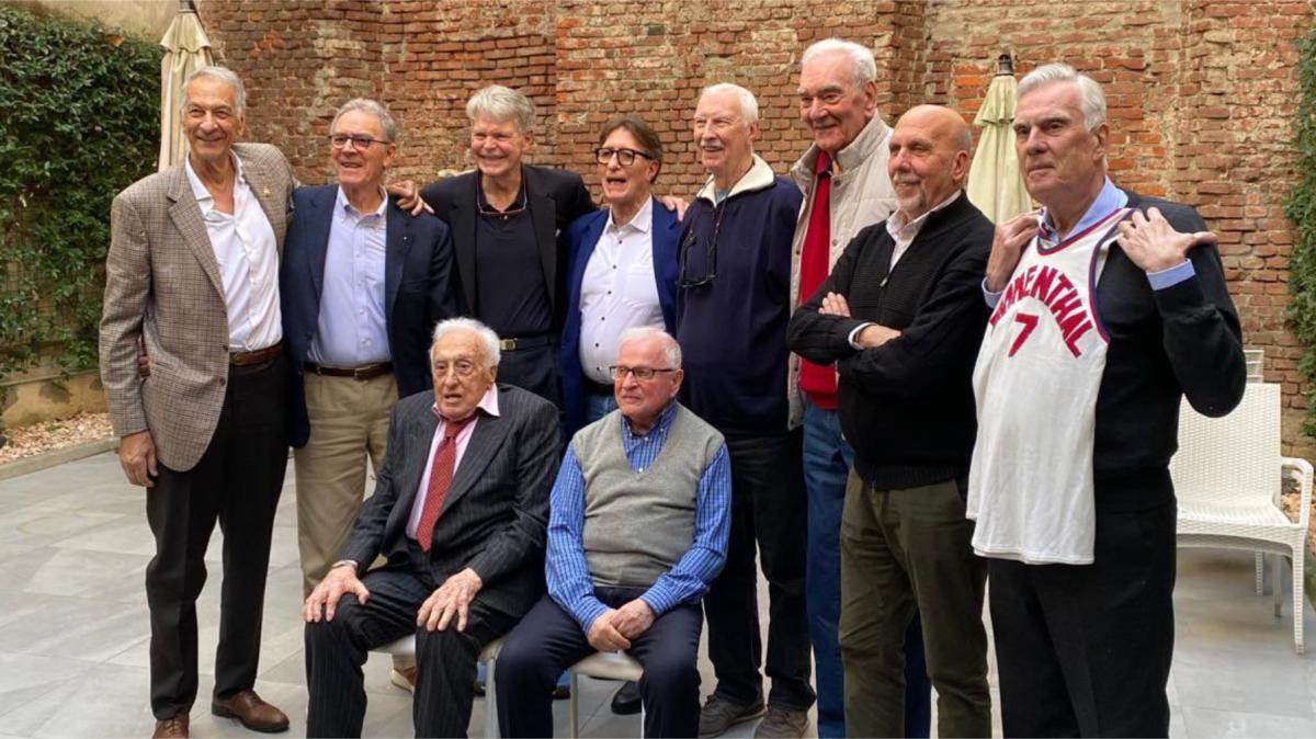 Perché l'intervallo tra Milano-Sassari durerà 30 minuti: l'Olimpia celebra le sue leggende