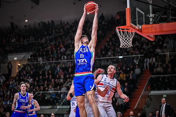 LIVE | Italia vs Islanda: diretta 4Q  76-77 17''