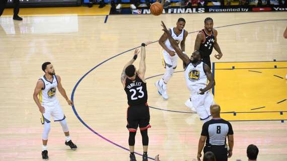 NBA playoff - Warriors zoppi, Curry eroico: i Raptors espugnano l'Oracle Arena