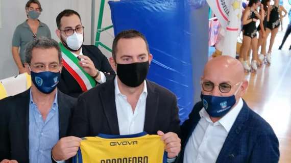 A2 - La Givova Scafati consegna maglia autografata al ministro Spadafora