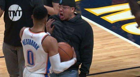 NBA - Westbrook non sarà punito per lo scontro con lo spettatore