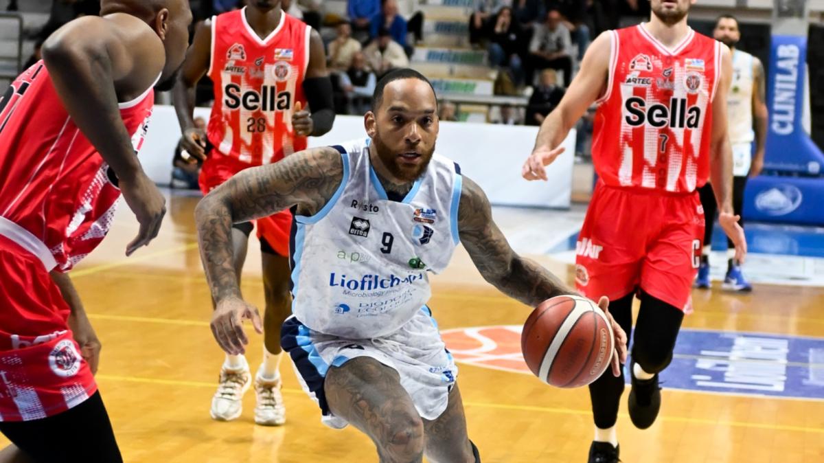 Show di D'Angelo Harrison: 39 punti e Roseto batte Cento