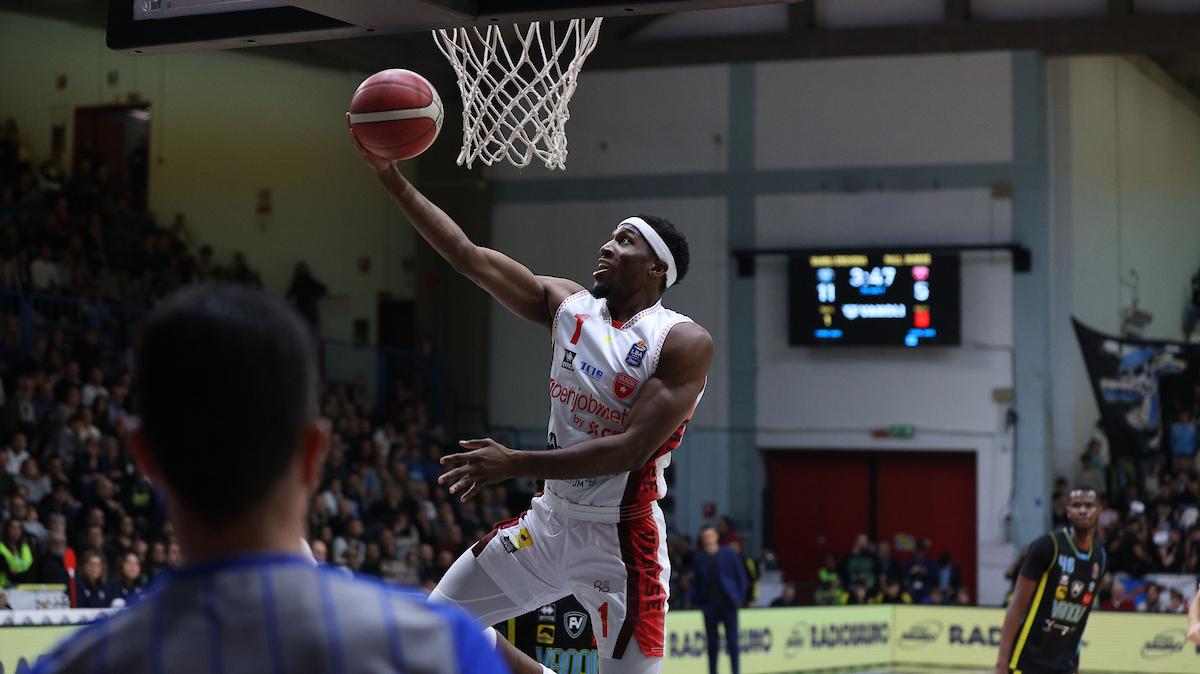 LIVE | Effetto Stewart per Varese, la Vanoli perde Durham e partita