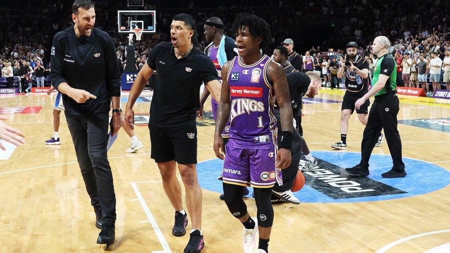 NBL Finals G3 - Super Kendric Davis (34+15) dà il match point a Sydney nella notte dei record 