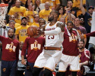 NBA - Playoff Cleveland raddoppia con lo show di LeBron James