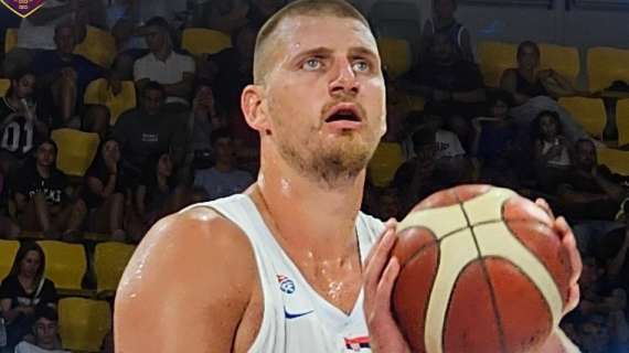 Dennis Schroder saluta Nikola Jokic come il miglior giocatore del mondo a Eurobasket
