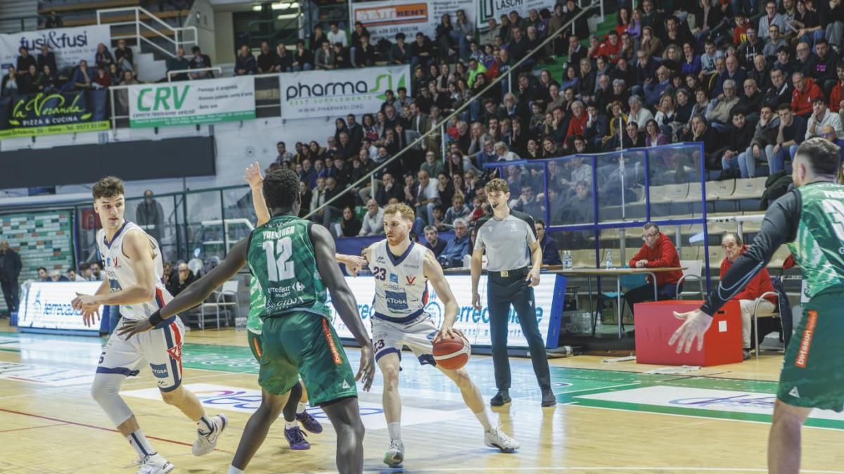 Serie B - La Stosa lotta, ma non basta: il derby è della Mens Sana