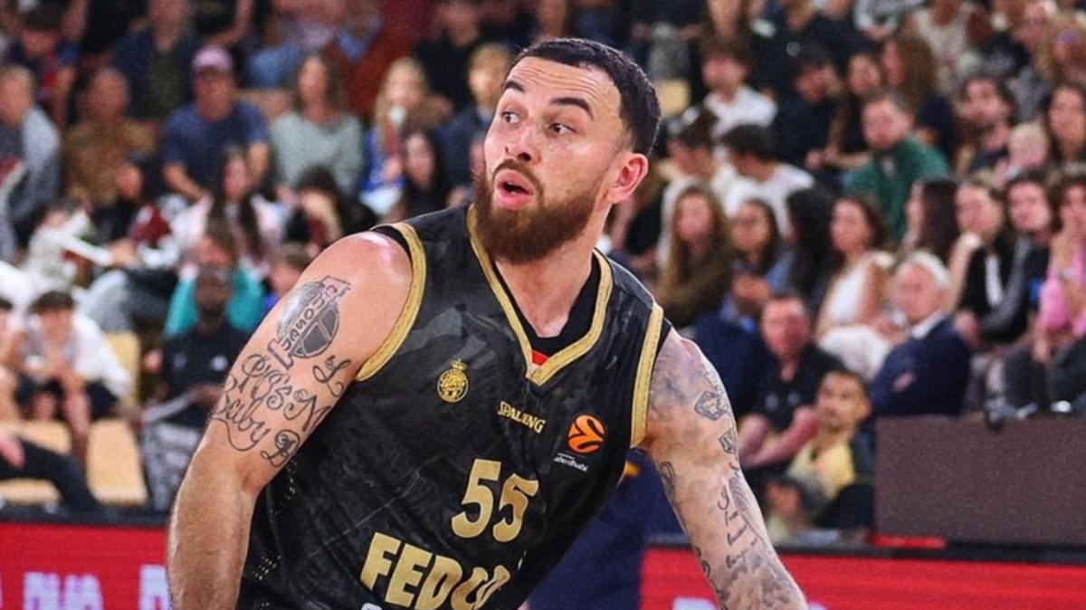 Il solito Mike James: espulso, fa un tweet a partita in corso