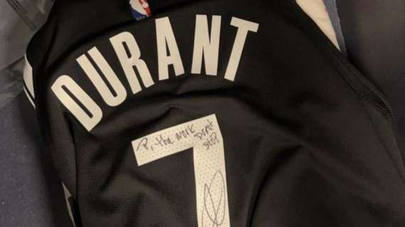 NBA - Banchero esce dal Barclays Center con la maglia autografata di Durant