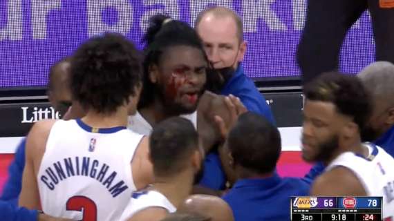 NBA - LeBron James espulso, gomitata a Stewart che si scatena contro tutti