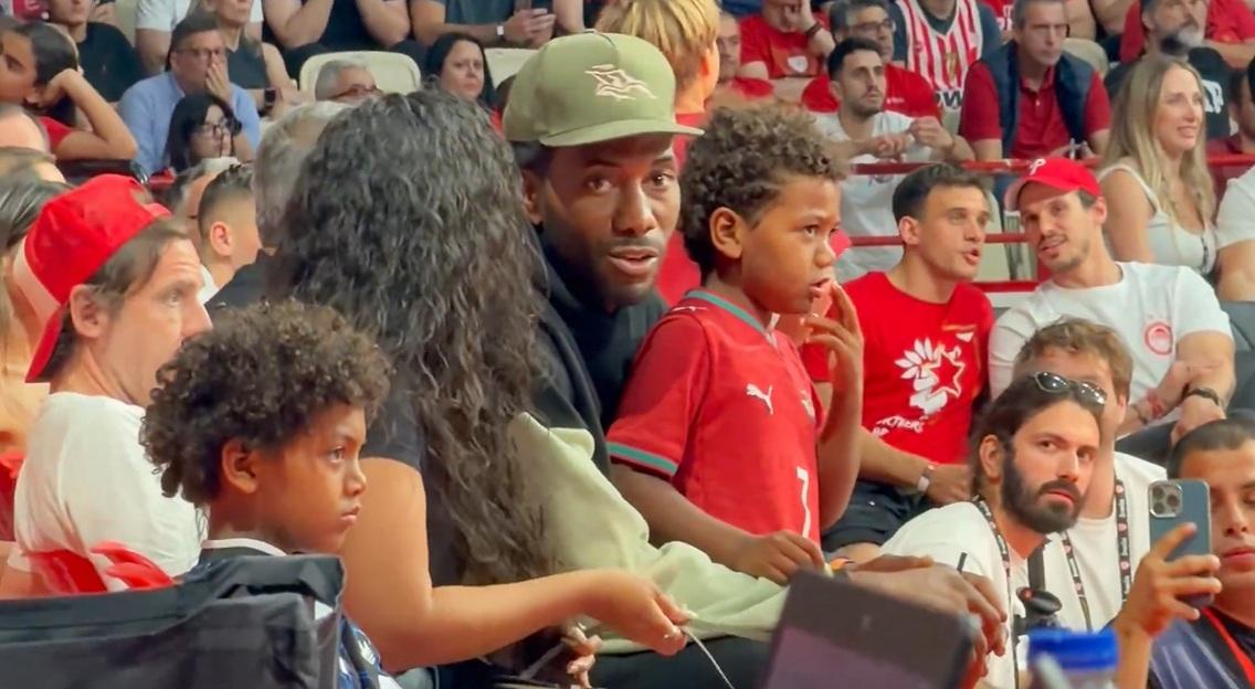 La stella NBA Kawhi Leonard presente al derby Olympiacos-Panathinaikos