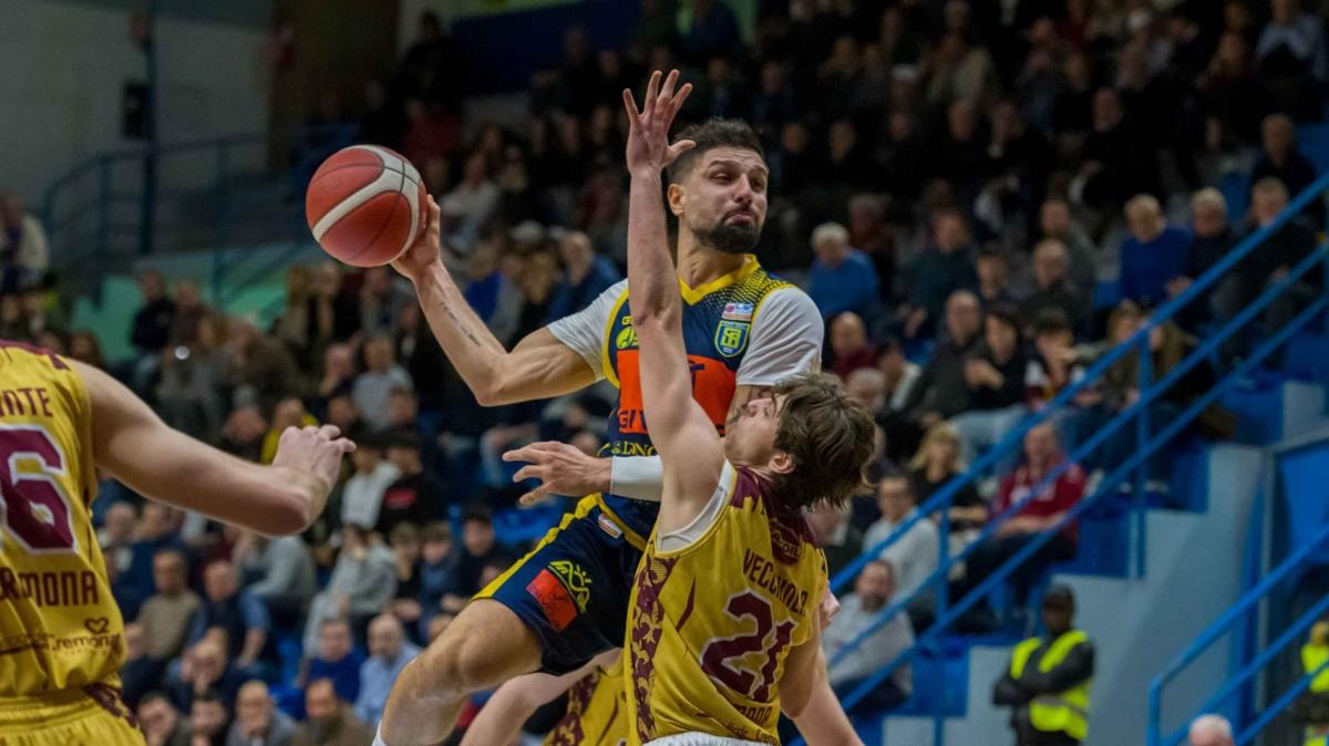 Givova Scafati corsara a Cremona con capitan Mascolo. Si ferma la JuVi