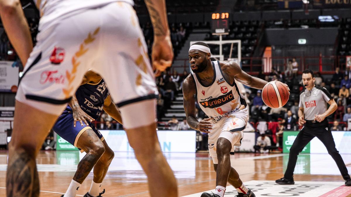 A2 - Tezenis Verona sempre in testa alla Unieuro Arena di Forlì