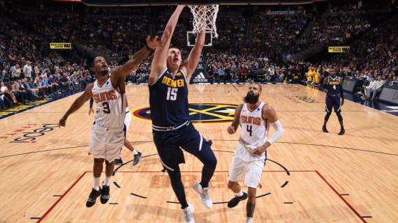 NBA - La tripla doppia da record di Jokic spiana la strada ai Nuggets contro i Suns
