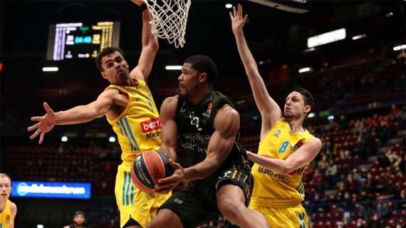Kyle Hines contro l'Alba