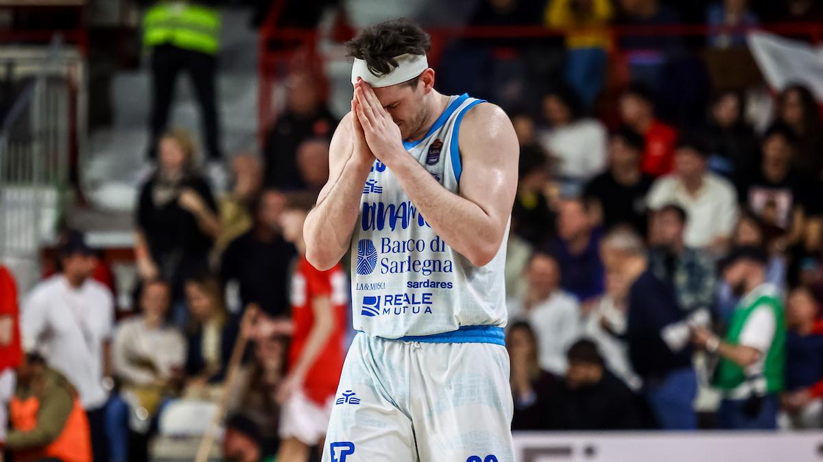 Finale Varese-Sassari, cosa scrivono i quotidiani sul fallo di Ceron su Iroegbu 