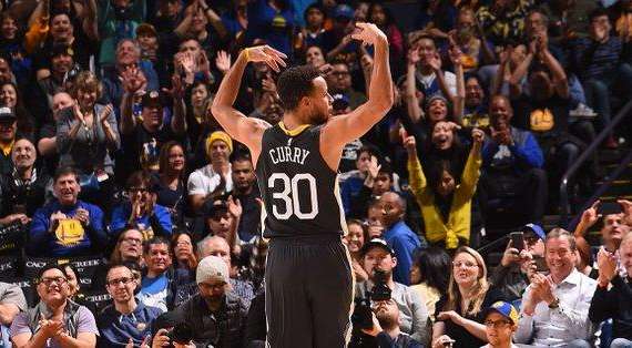 NBA - I Warriors applaudono il grande rientro di Steph Curry