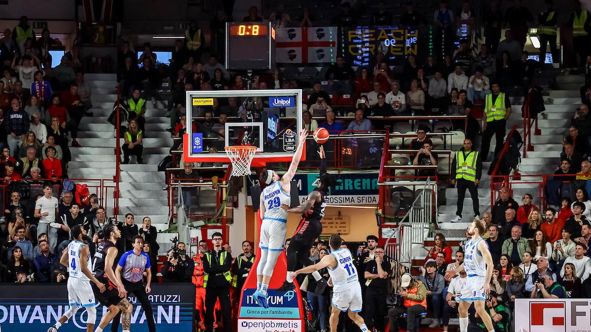 La partita Varese vs Sassari si risolve solo sulla sirena: gli highlights